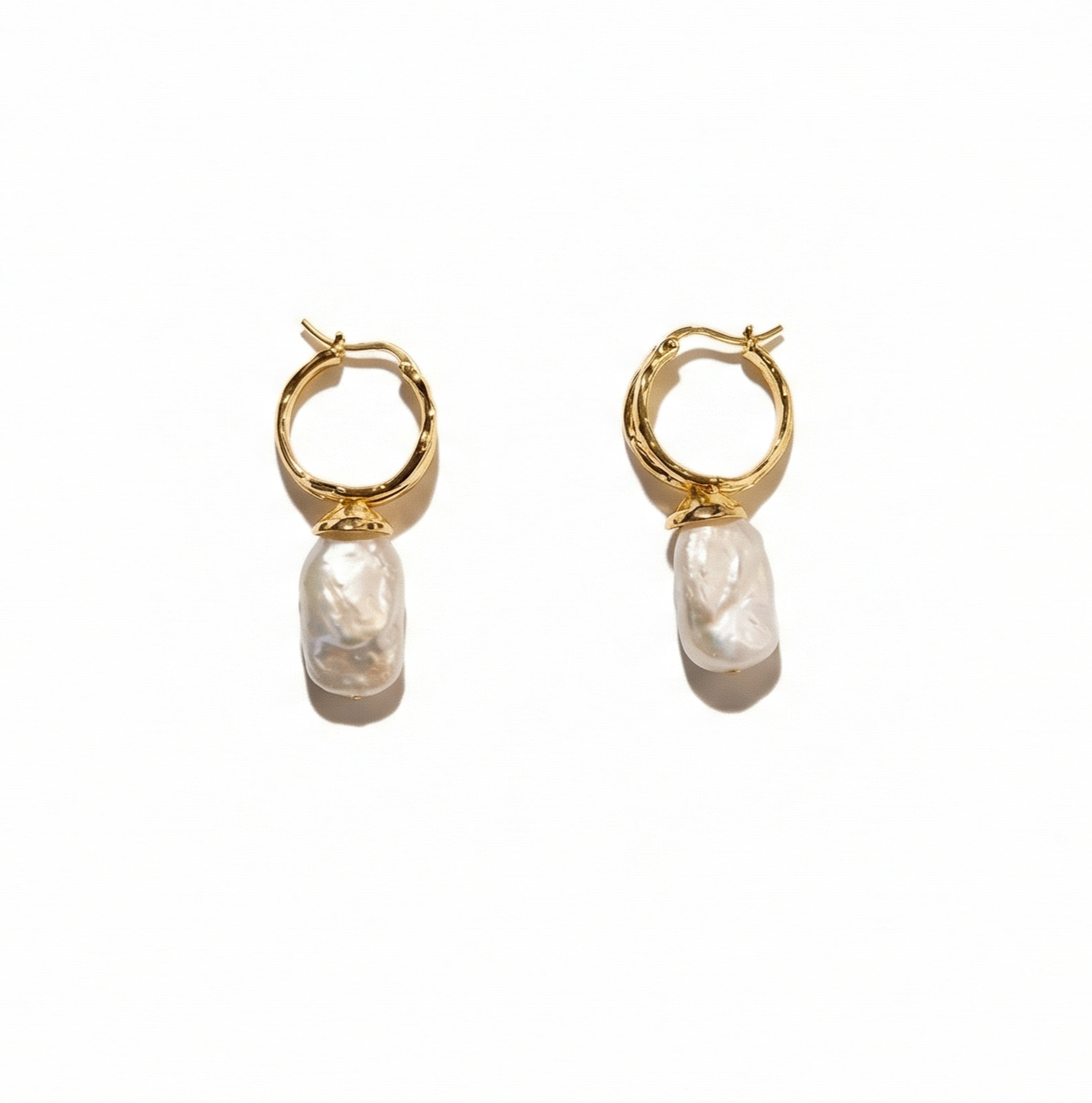 Perlenlicht– Barockperlen-Ohrringe aus Kupfer, vergoldet