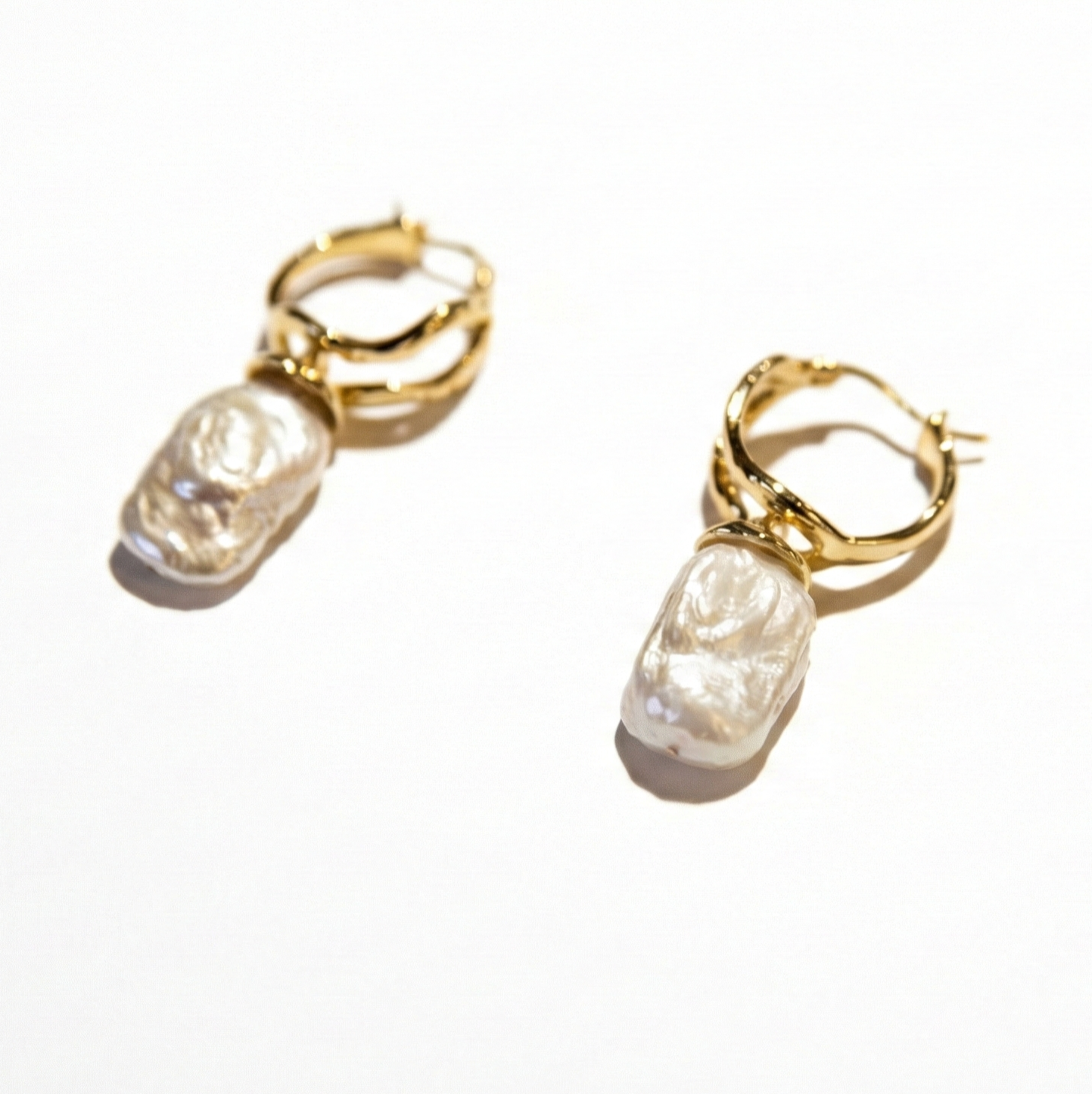 Perlenlicht– Barockperlen-Ohrringe aus Kupfer, vergoldet