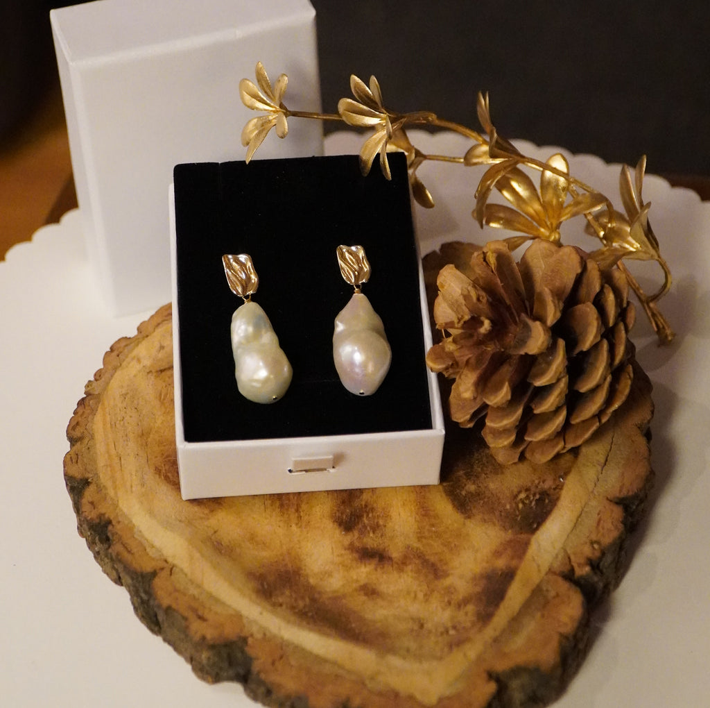 Perlenfluss – Barockperlen-Ohrstecker aus 925 Silber, vergoldet