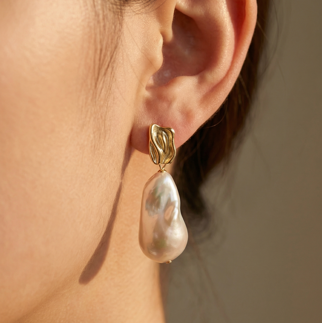 Perlenfluss – Barockperlen-Ohrstecker aus 925 Silber, vergoldet