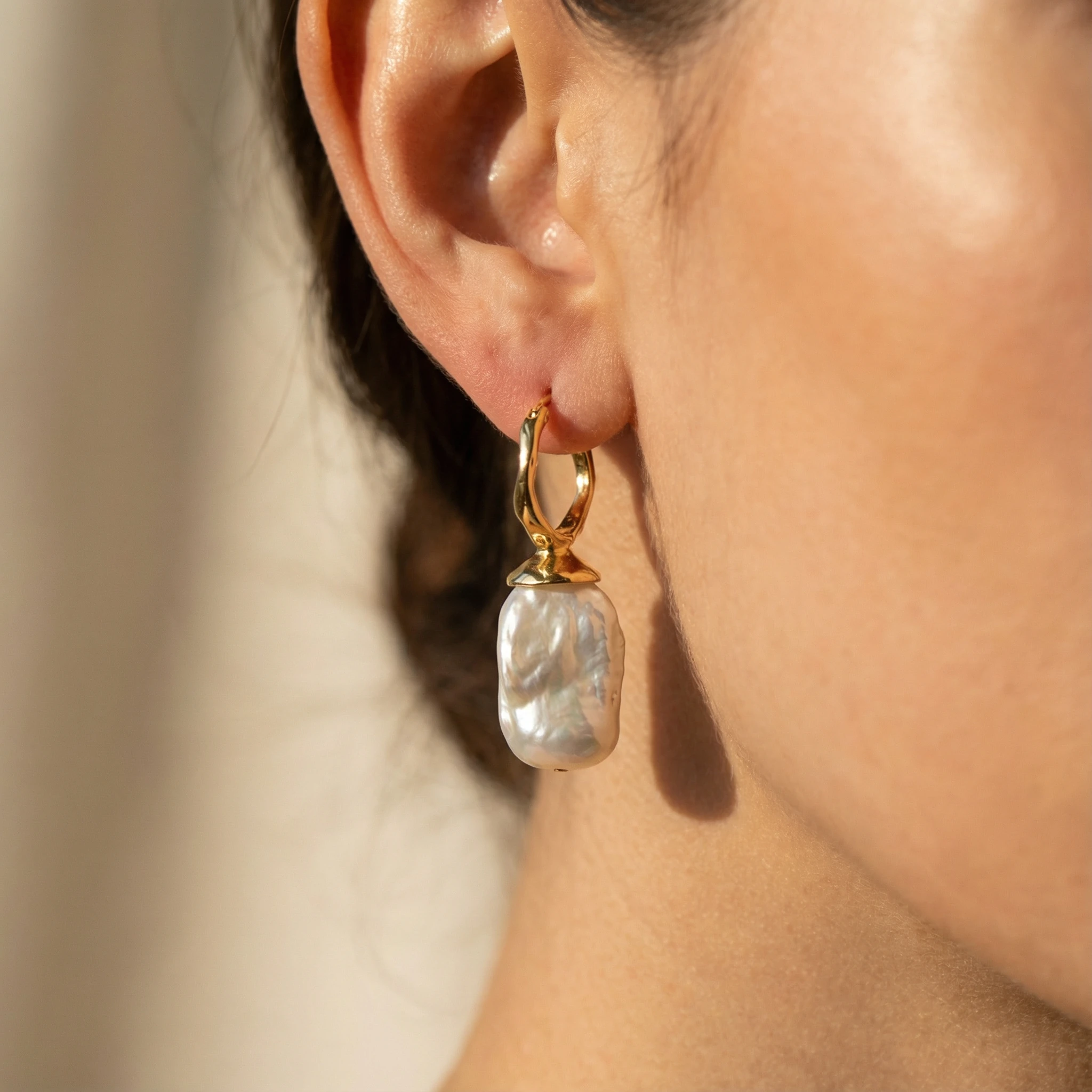 Perlenlicht– Barockperlen-Ohrringe aus Kupfer, vergoldet