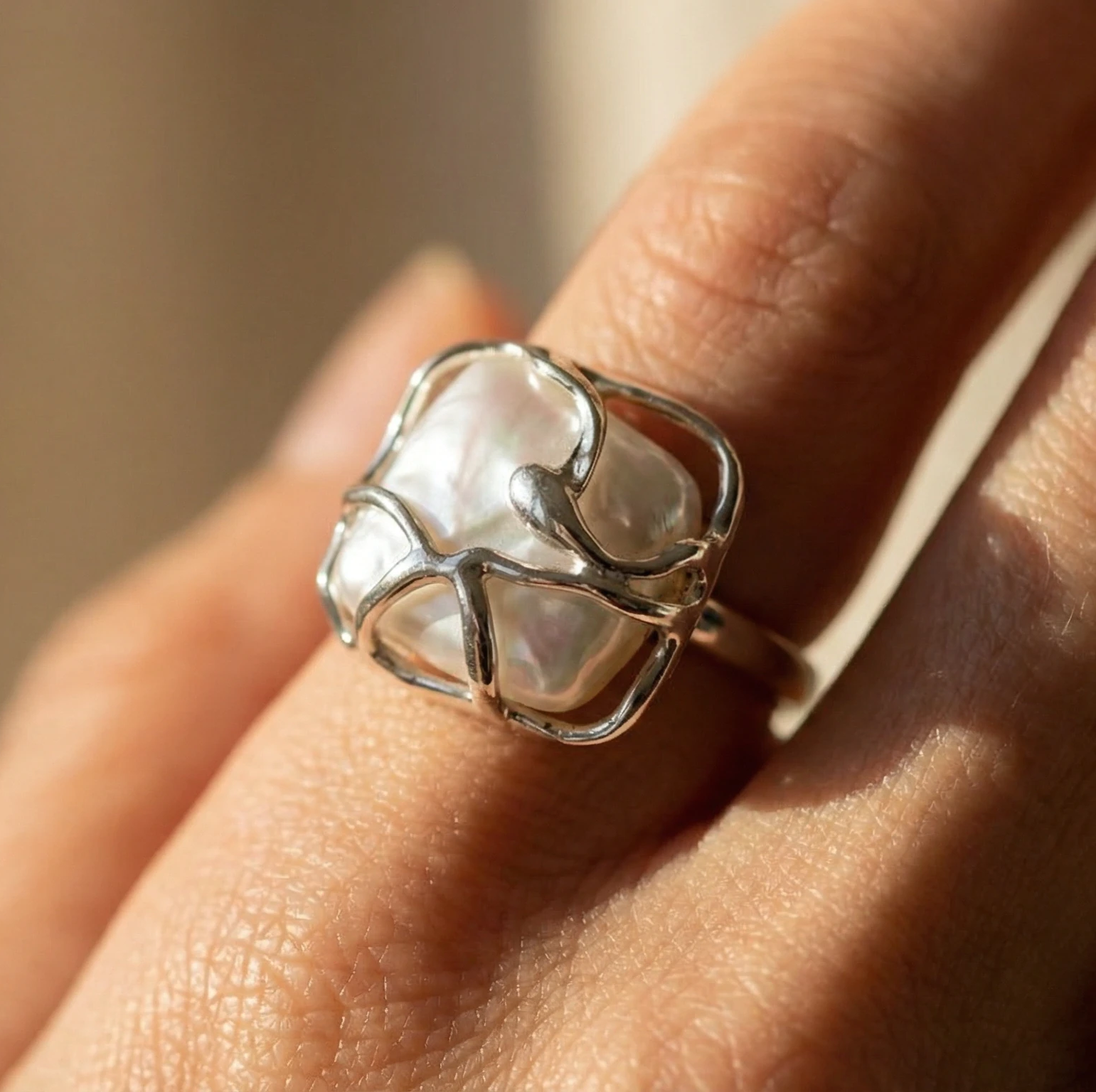 Umfangene Schönheit – Kunstvoller Ring aus 925er Sterlingsilber mit polierter Perle